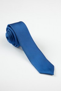 Cravata albastra ingusta